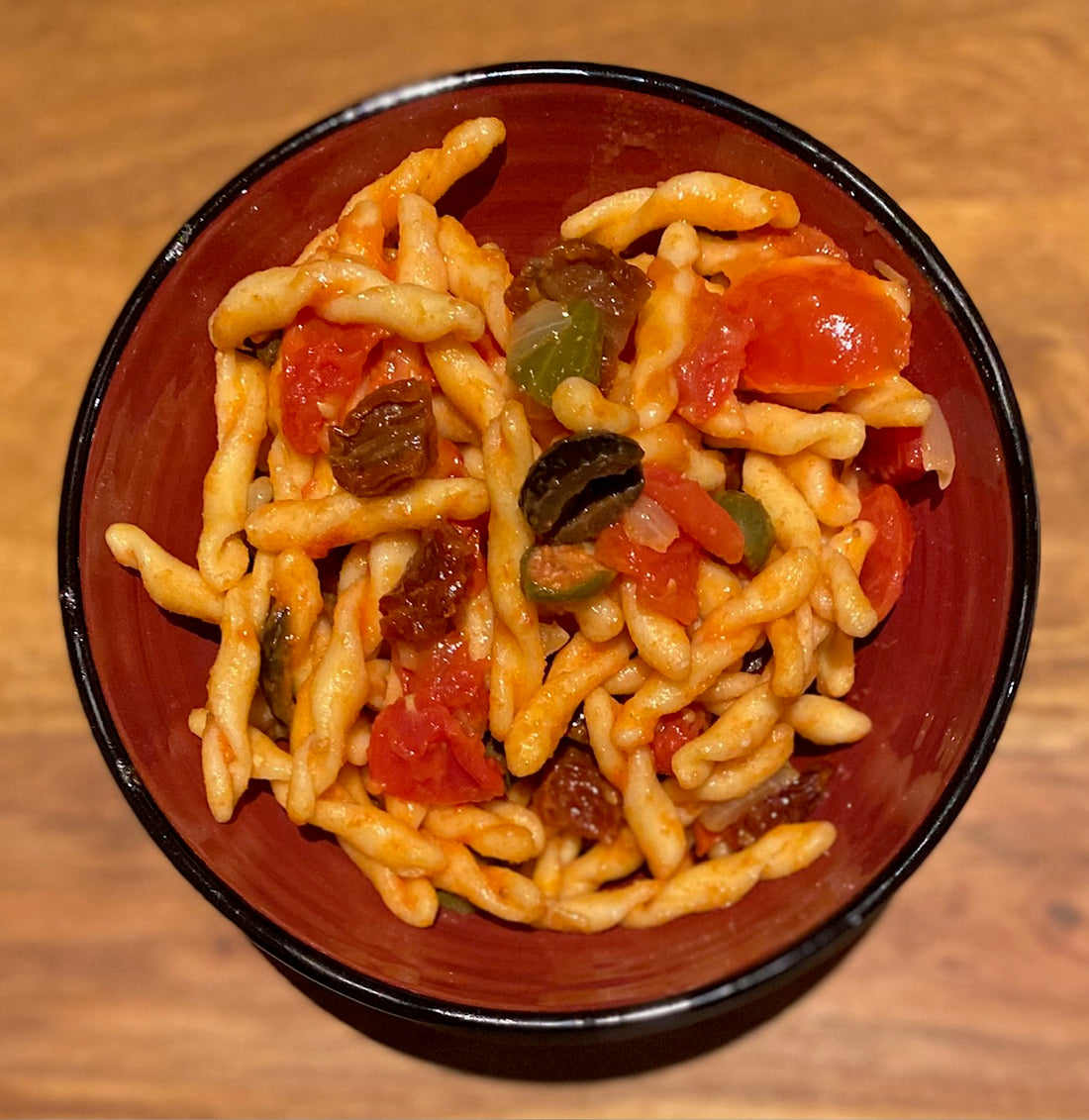 Strozzapreti tomates cerises, câpres et olives noires